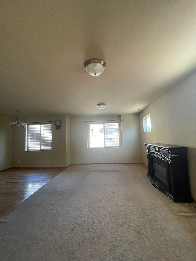 Building Photo - Spacious and Modern 4-Bedroom Home in Everett