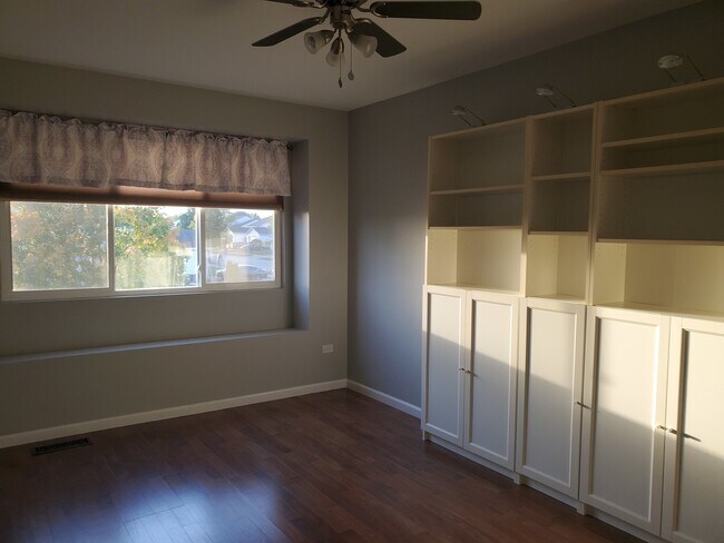 Building Photo - 1204 Riverview Dr