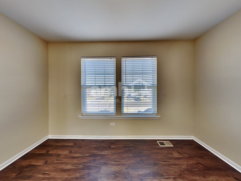 Building Photo - 2123 Red Oak Dr