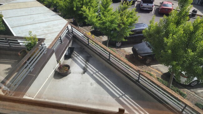 Building Photo - Corner Townhouse in Downtown Tacoma with A...