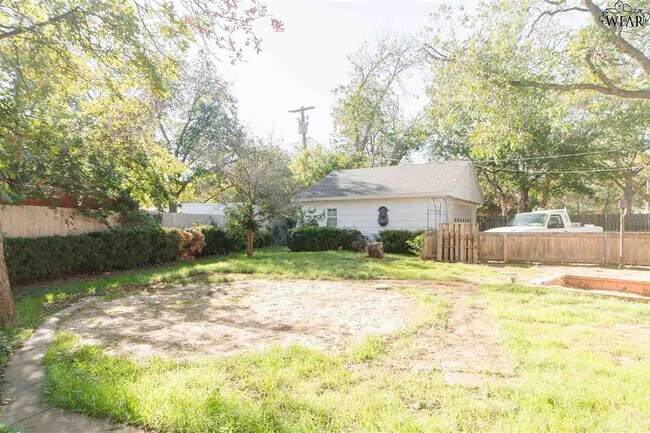 Building Photo - 2415 Ellingham