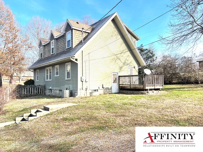 Building Photo - 1411 NE Englewood Rd