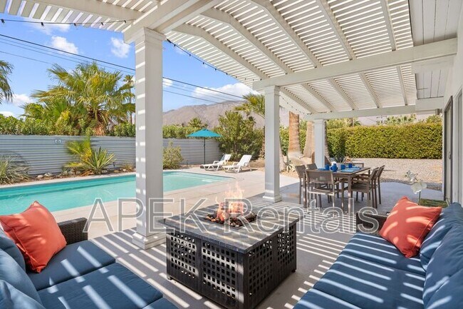 Building Photo - 915 E Racquet Club Rd