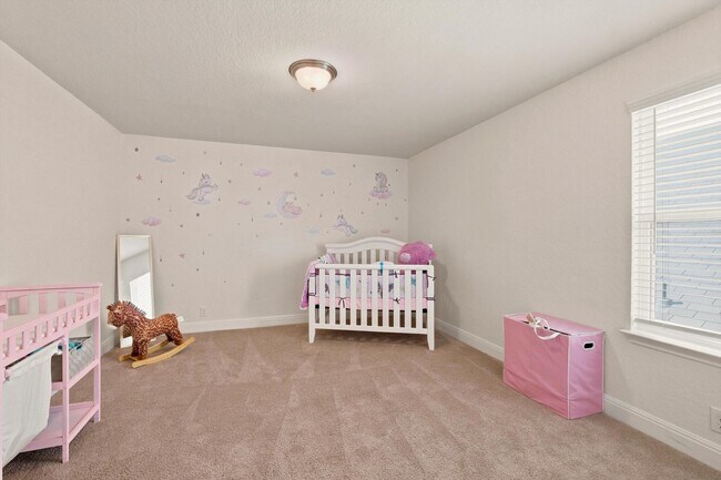 Building Photo - Spacious 6 Bedroom with Media Room!