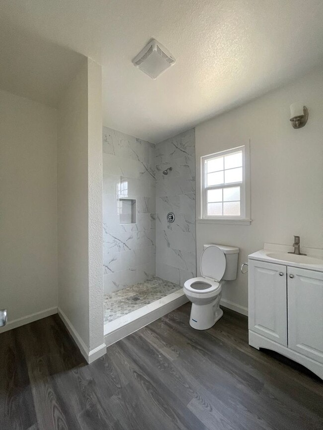 Building Photo - Large Brand New One Bedroom Apartment!