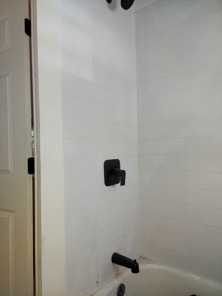 Building Photo - 2301 N Leavitt St