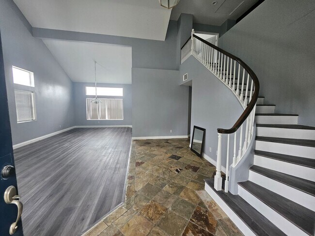 Building Photo - Beautiful Corona Home with POOL!