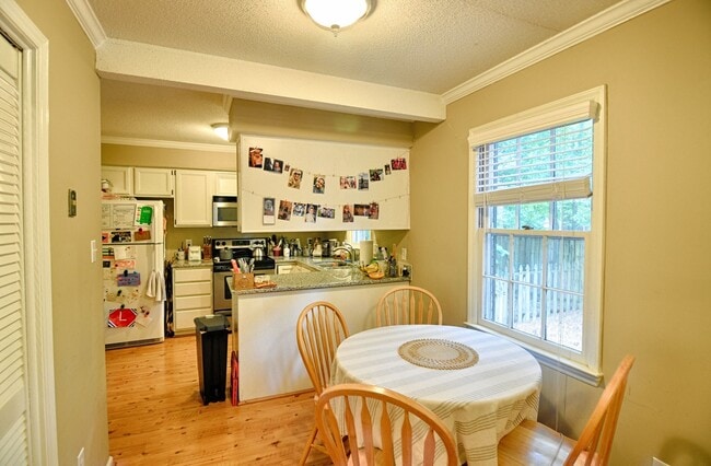 Building Photo - 2516 Foxwood Dr