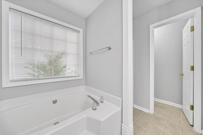 Building Photo - 825 Chatham Park Dr SW