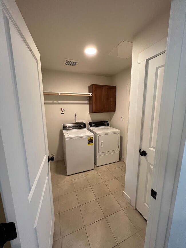 Building Photo - 4.5 Bathrooms ! 4 large bedrooms! Close to CWU