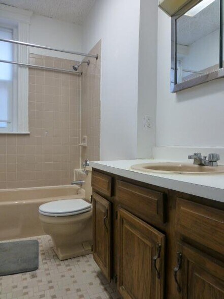 Building Photo - 120 Warren St