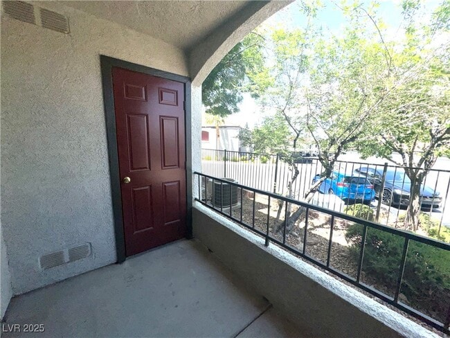 Building Photo - 950 Seven Hills Dr
