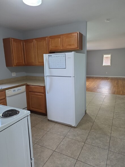 Building Photo - 40 Whitewood Rd