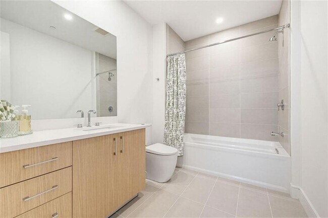 Building Photo - 2425 Peachtree Rd NE