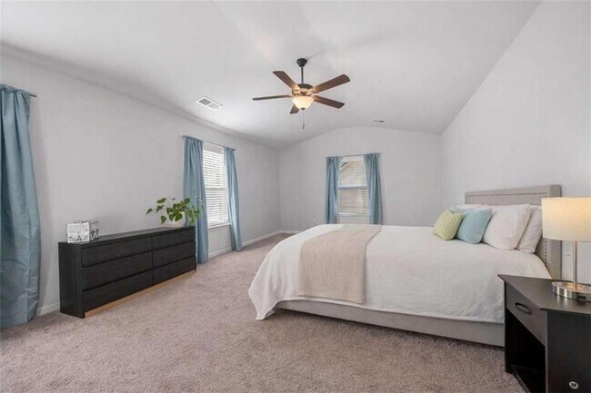 Building Photo - 925 Lakehaven Ln