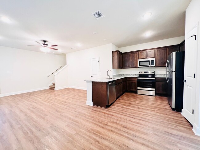 Building Photo - 10218 Lynwood Vlg
