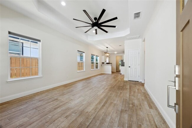 Building Photo - 810 E Navarro St