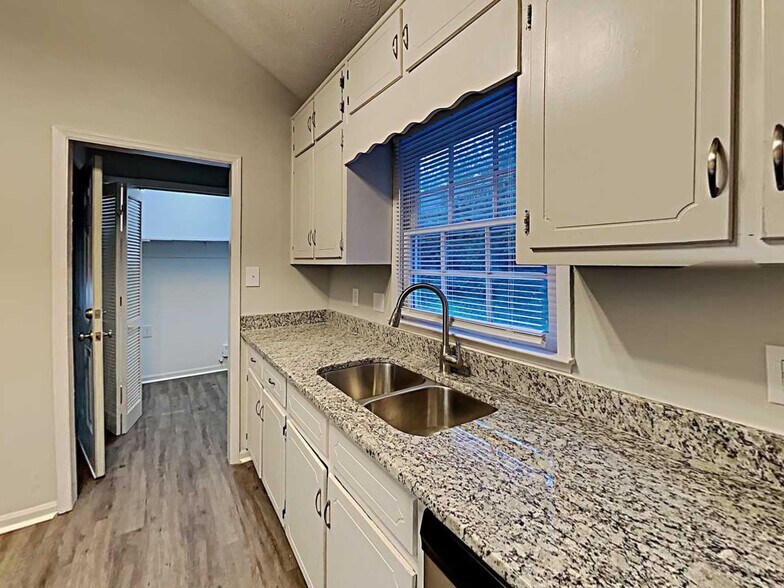 Building Photo - 1427 Hillside Pl SE