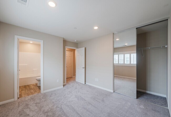 Building Photo - Beautiful Gardena Condominium in Gated Com...
