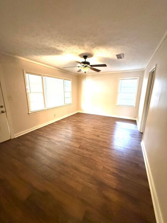 Building Photo - ** 3 Bed 1 Bath located in Chisholm ** Call to schedule a self tour 334-366-9198