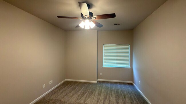Building Photo - Great Condo in Greeley