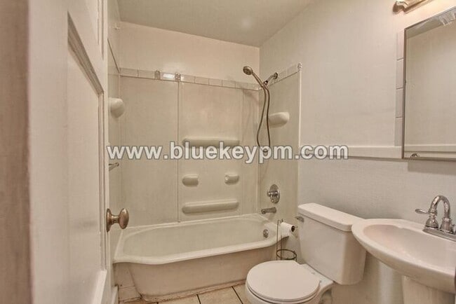 Building Photo - Updated 2 Bed, 1 Bath Bungalow in Harney H...