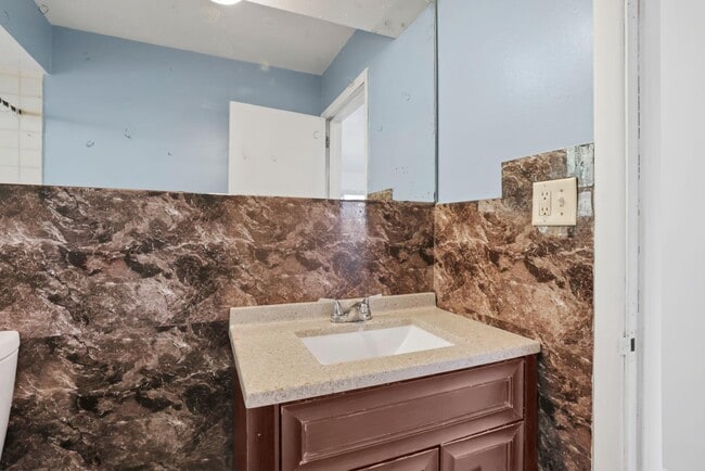 Building Photo - 1699 E Weber Rd