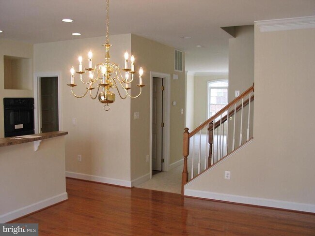 Building Photo - 705 Vestal St