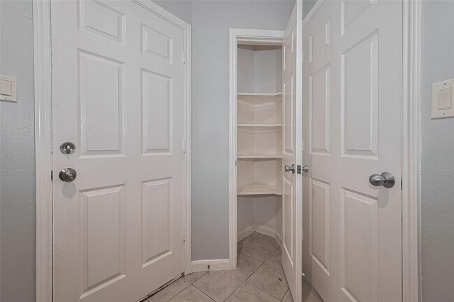 Building Photo - 9631 Highland Pointe Dr