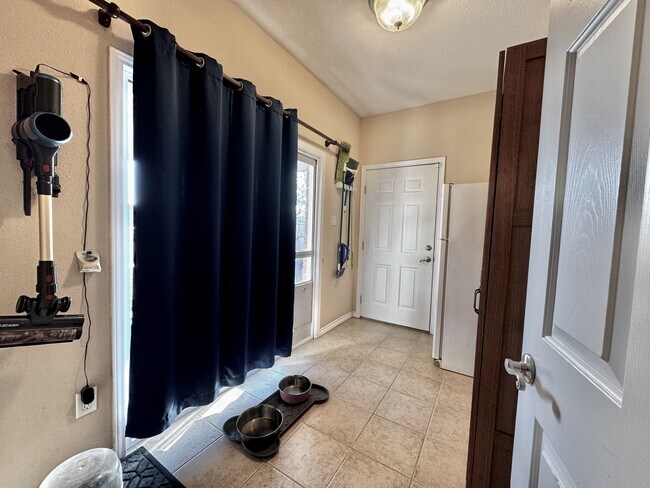 Building Photo - 5400 Flo Dr