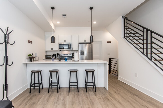 Building Photo - 2435 Master St