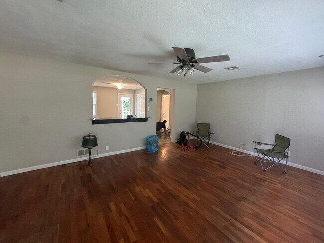 Building Photo - Charming Bungalow with space to move