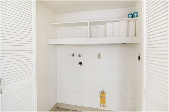 Building Photo - CHARMING SINGLE LEVEL HOME!