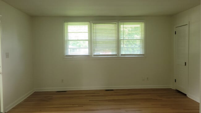 Building Photo - "2-Bedroom Retreat with Located in the 5 P...