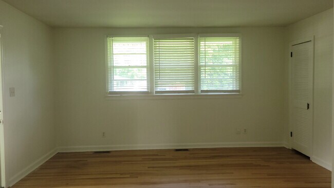 Building Photo - "2-Bedroom Retreat with Located in the 5 Points area of Huntsville!"