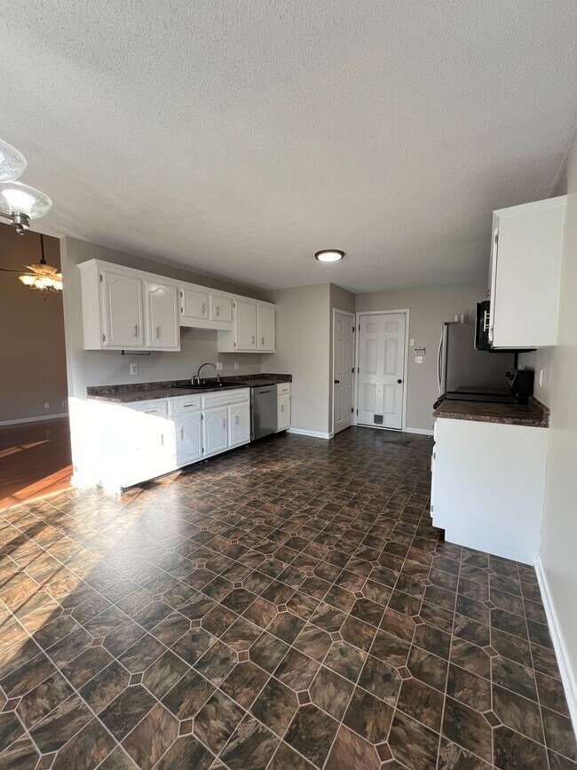 Building Photo - Beautiful Single-Family Home! Bonus Room, ...