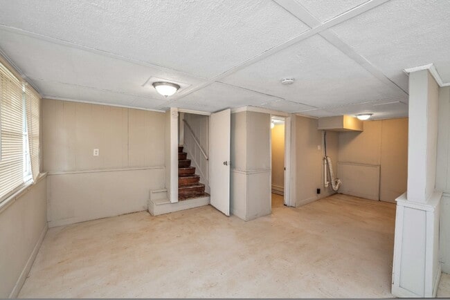 Building Photo - Don’t Miss This Beautifully Renovated Home...