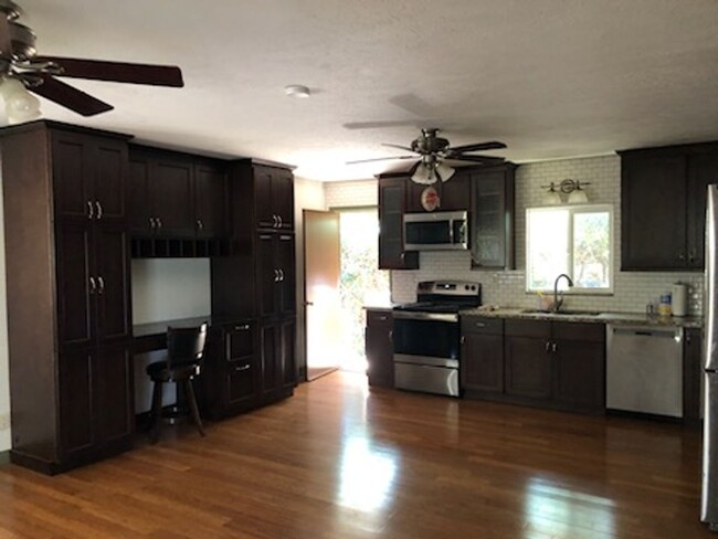 Building Photo - 3 BD. 2 BA. UNFURISHED HOME IN CENTRAL KIHEI