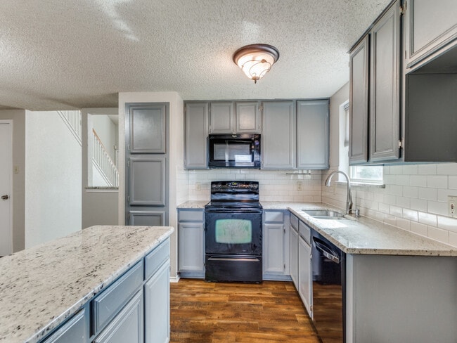 Building Photo - 7124 Summerset Dr