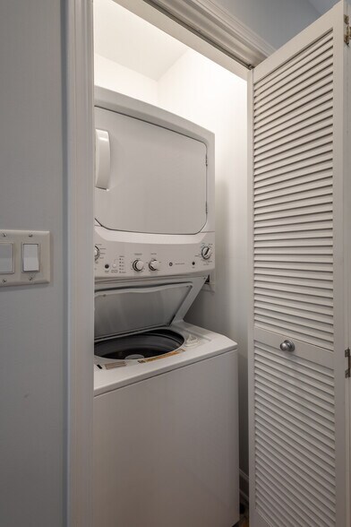 Washer/Dryer in hallway - 948 Madison W St