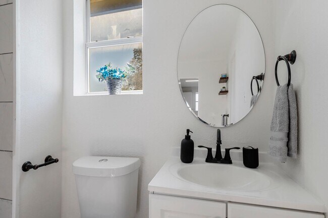 Building Photo - BEAUTIFUL- UPDATED 3 bedroom 1 Bath in Cleburne!