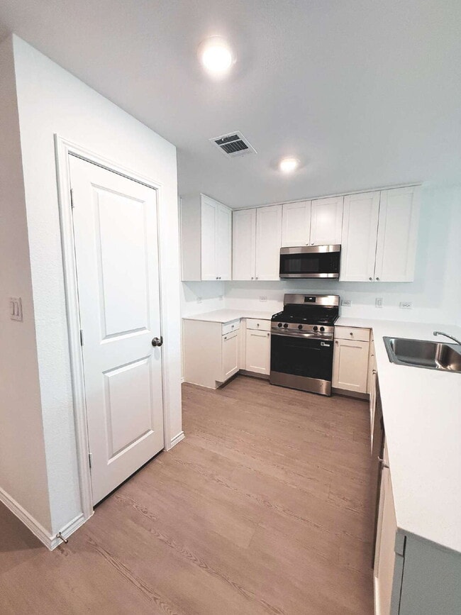 Building Photo - One Story 4 Bedroom/2Bath - For Rent - San Marcos, TX - Minutes From Shopping, Entertainment, and...