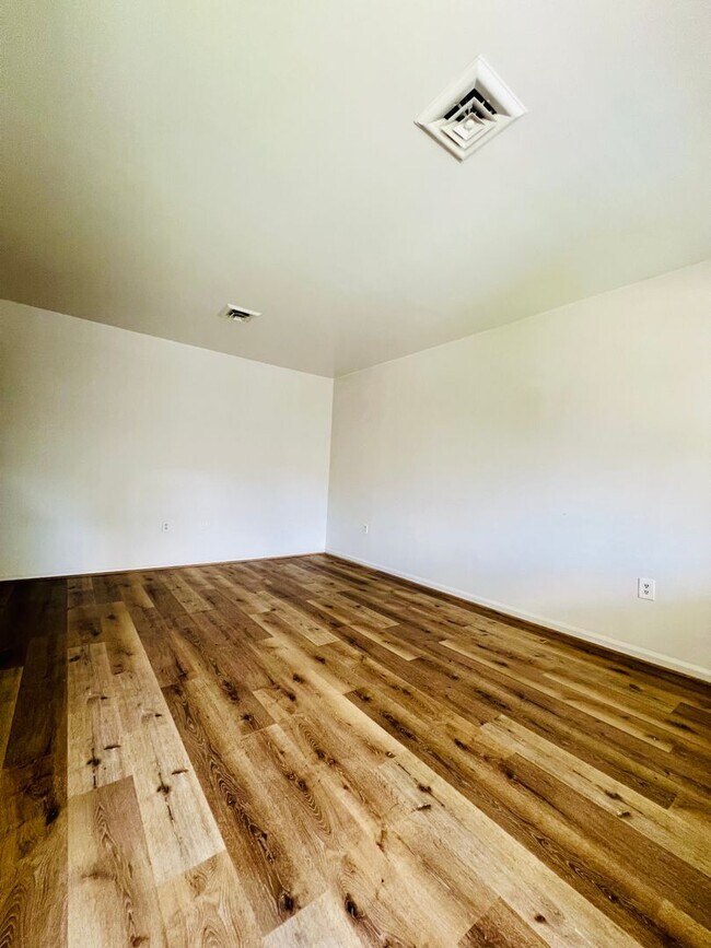 Building Photo - Large 2BR/1.5 bath apartment!