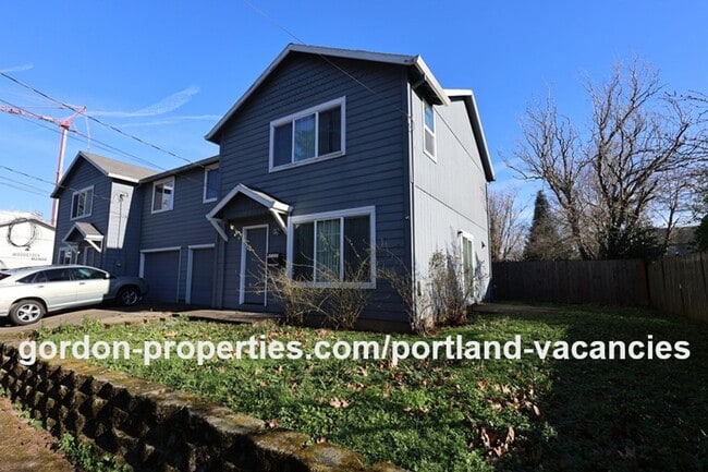 Building Photo - SE 73rd Ave - 3 bedroom townhouse in Mt Scott-Arleta neighborhood