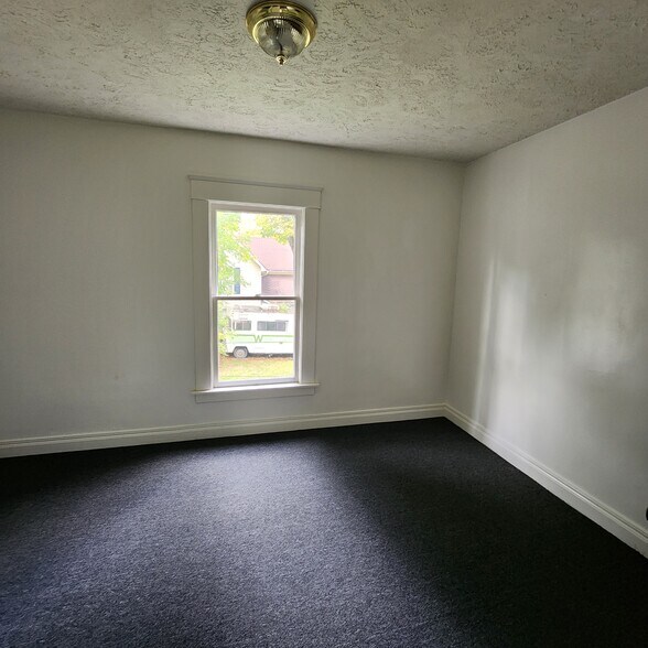 Building Photo - 731 N Sycamore St