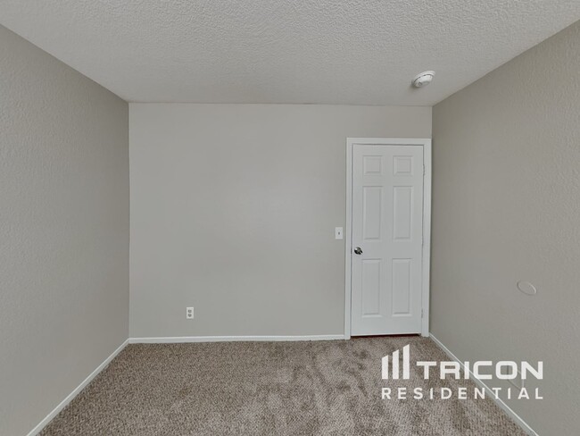 Building Photo - 5033 Golfridge Dr