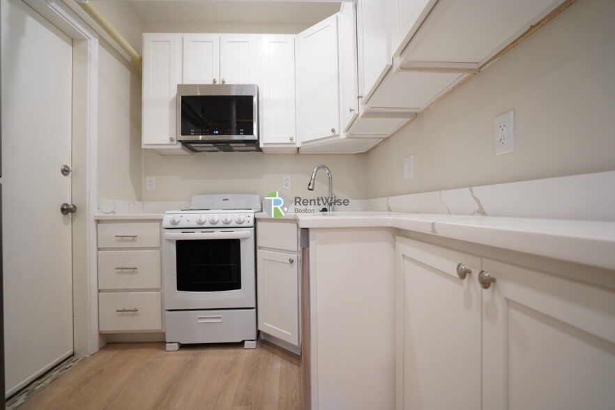 Building Photo - 10 Beals St