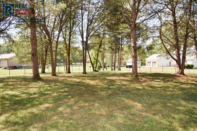 Building Photo - 2107 Londonderry Dr