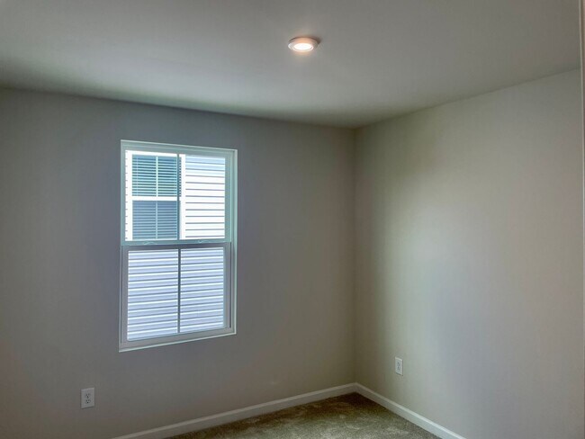 Building Photo - Gorgeous Locust Thicket Townhome