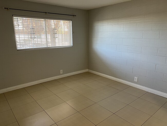 Building Photo - 625 S Royal Crest Cir